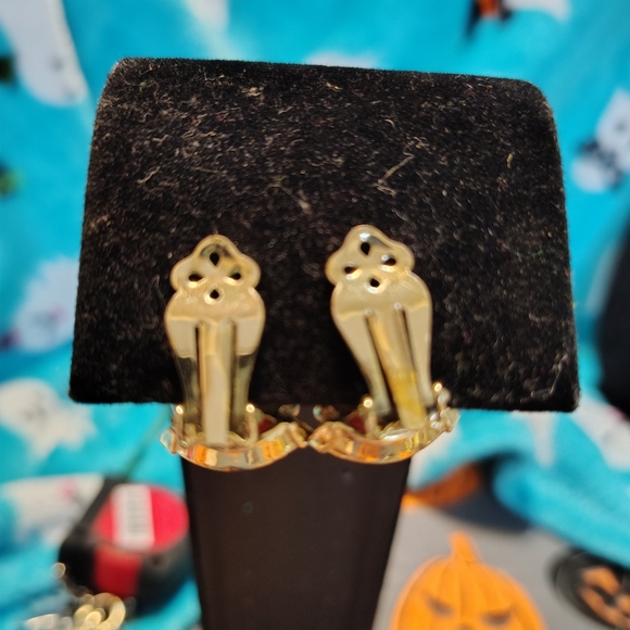 Baby pink clip ons - Picture 2 of 2